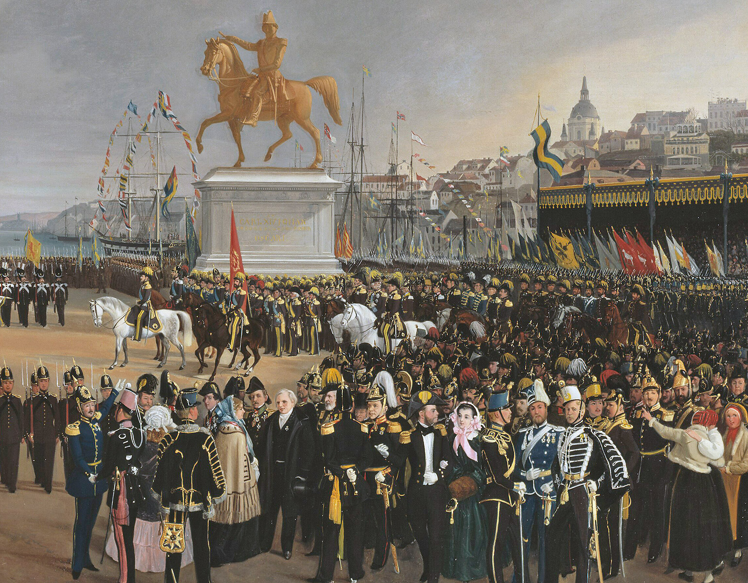 Ceremini med tusentals festklädda människor där en stor ryttarstaty invigs.