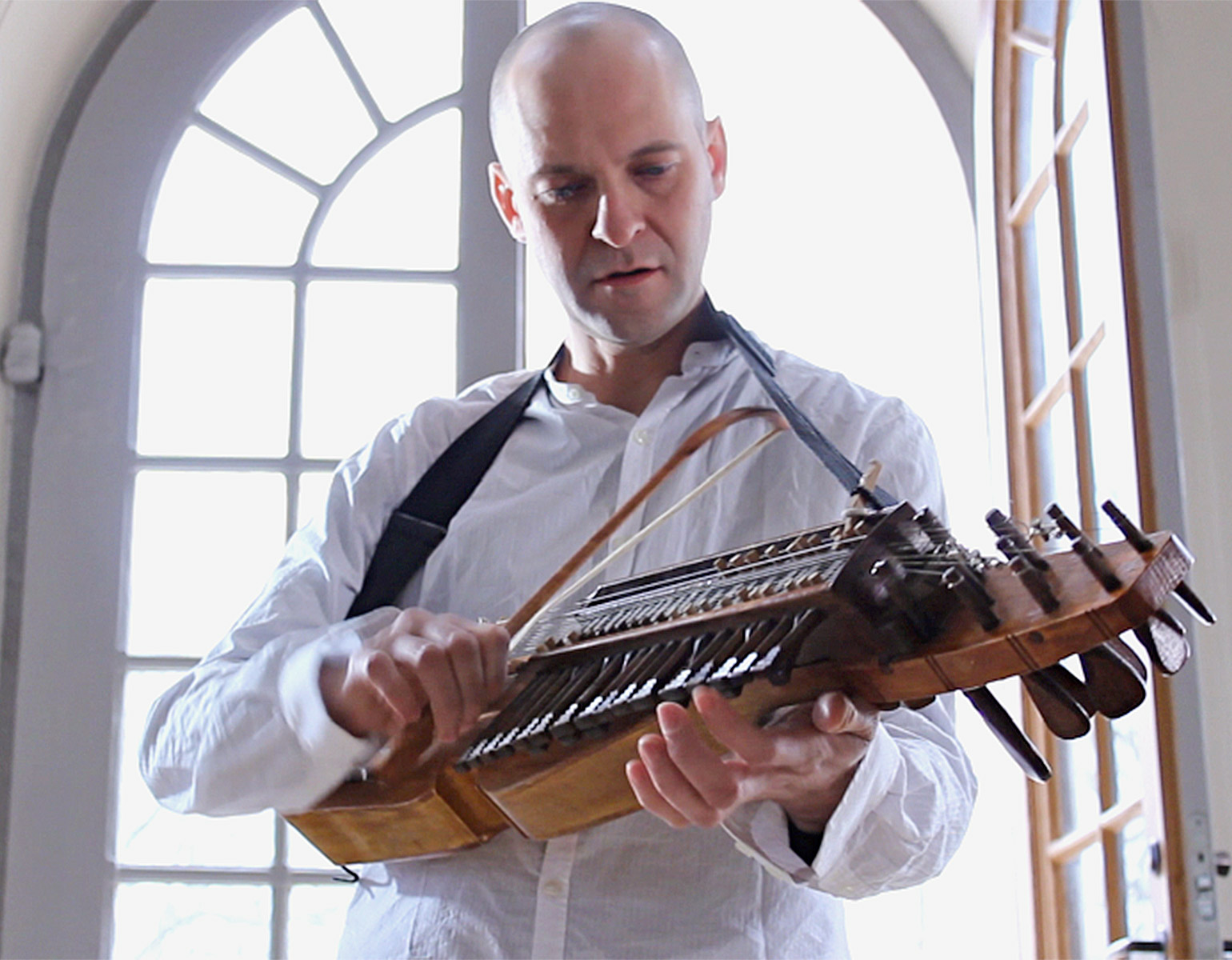 En man som spelar ett instrument.