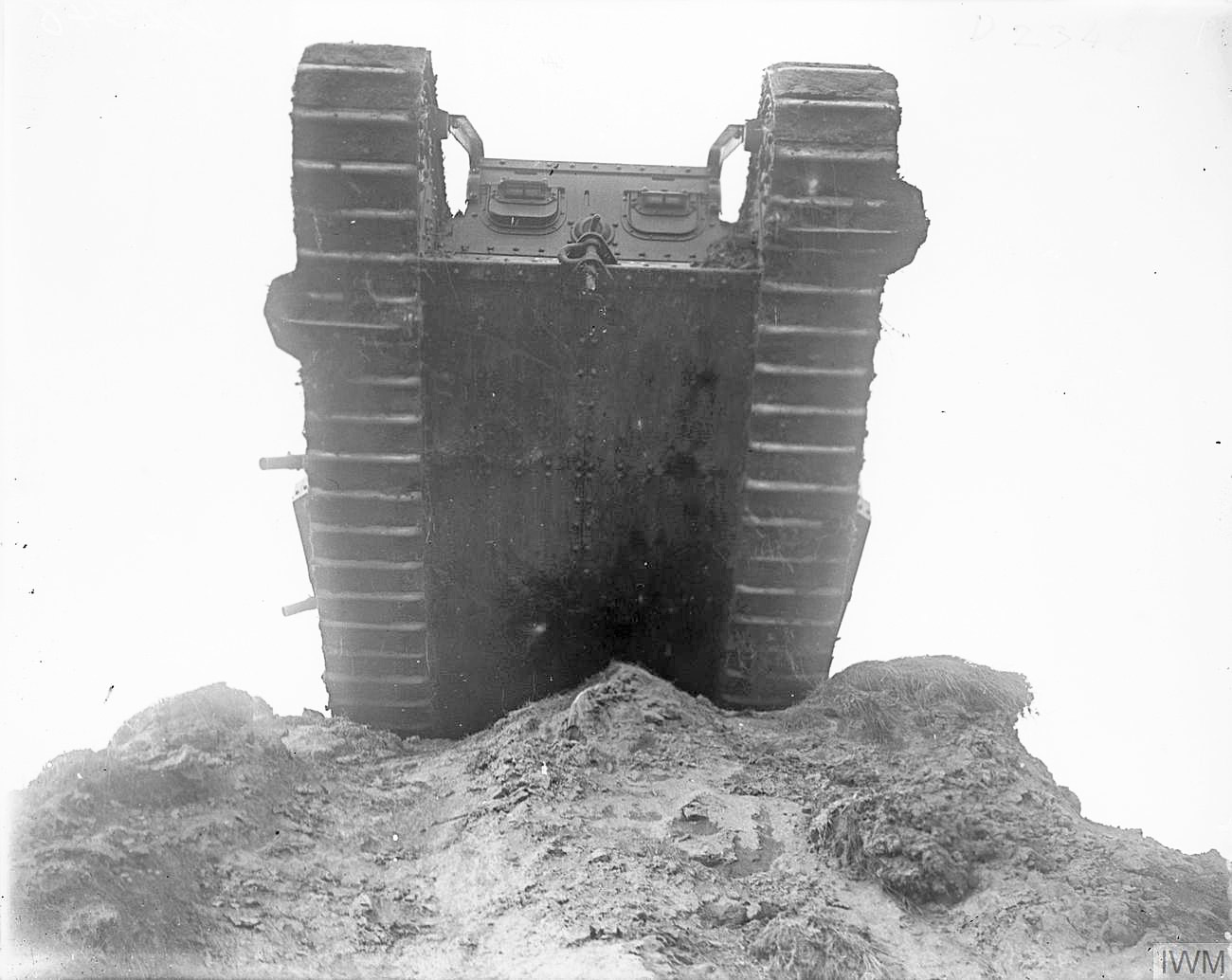 Stridsvagn som tar sig över en skyttegrav.