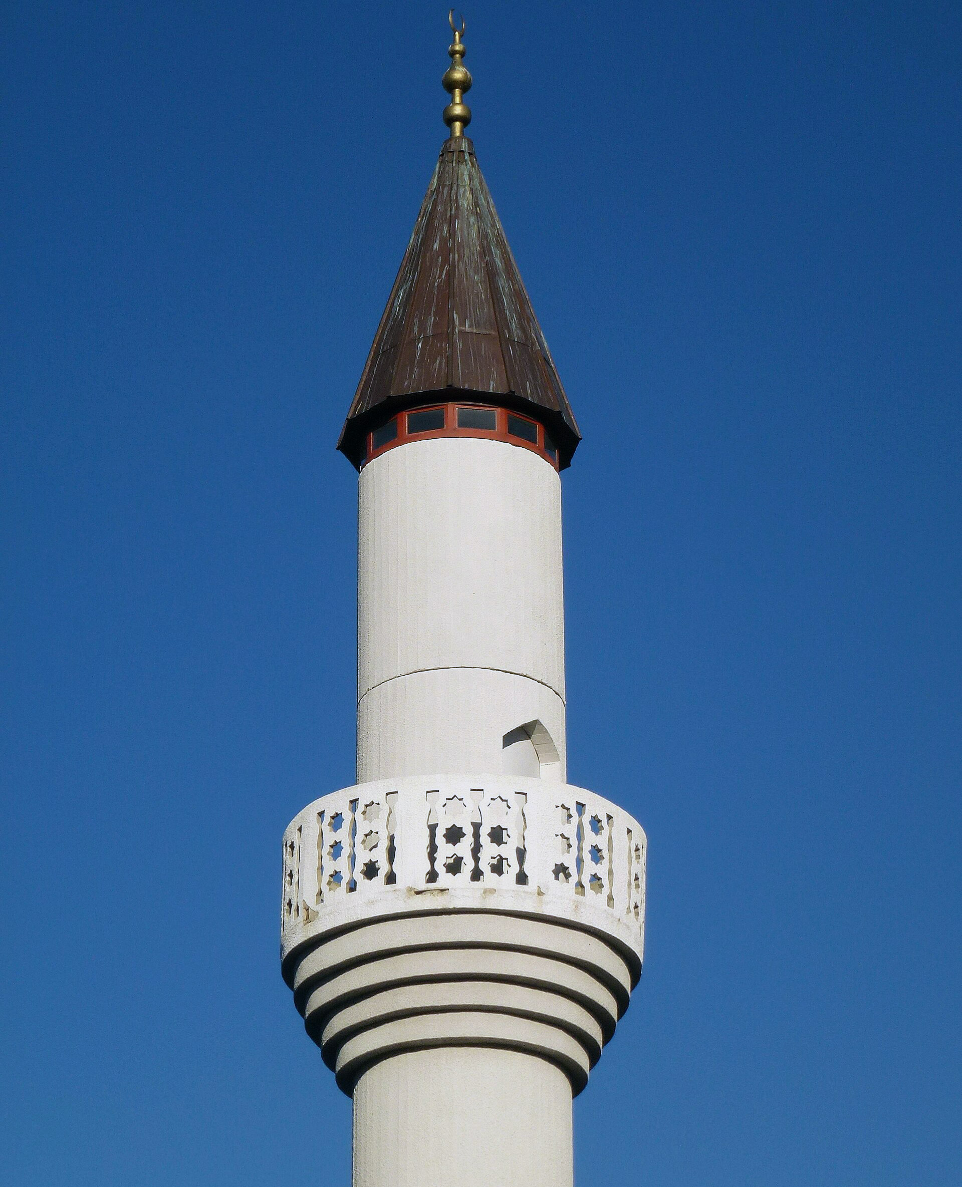 Närbild på ett bönetorn i monskén. 