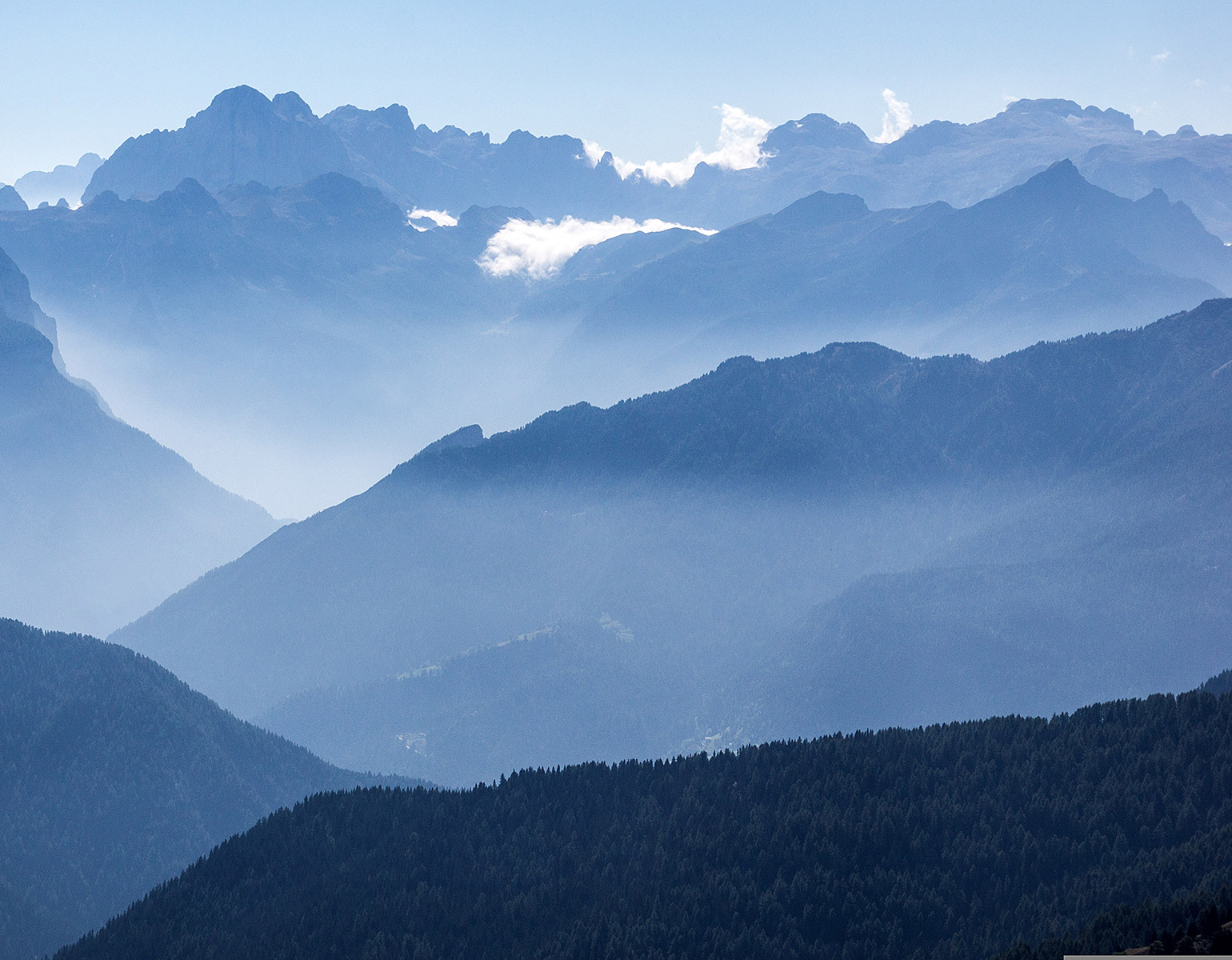 Vy över fjällandskap och moln.