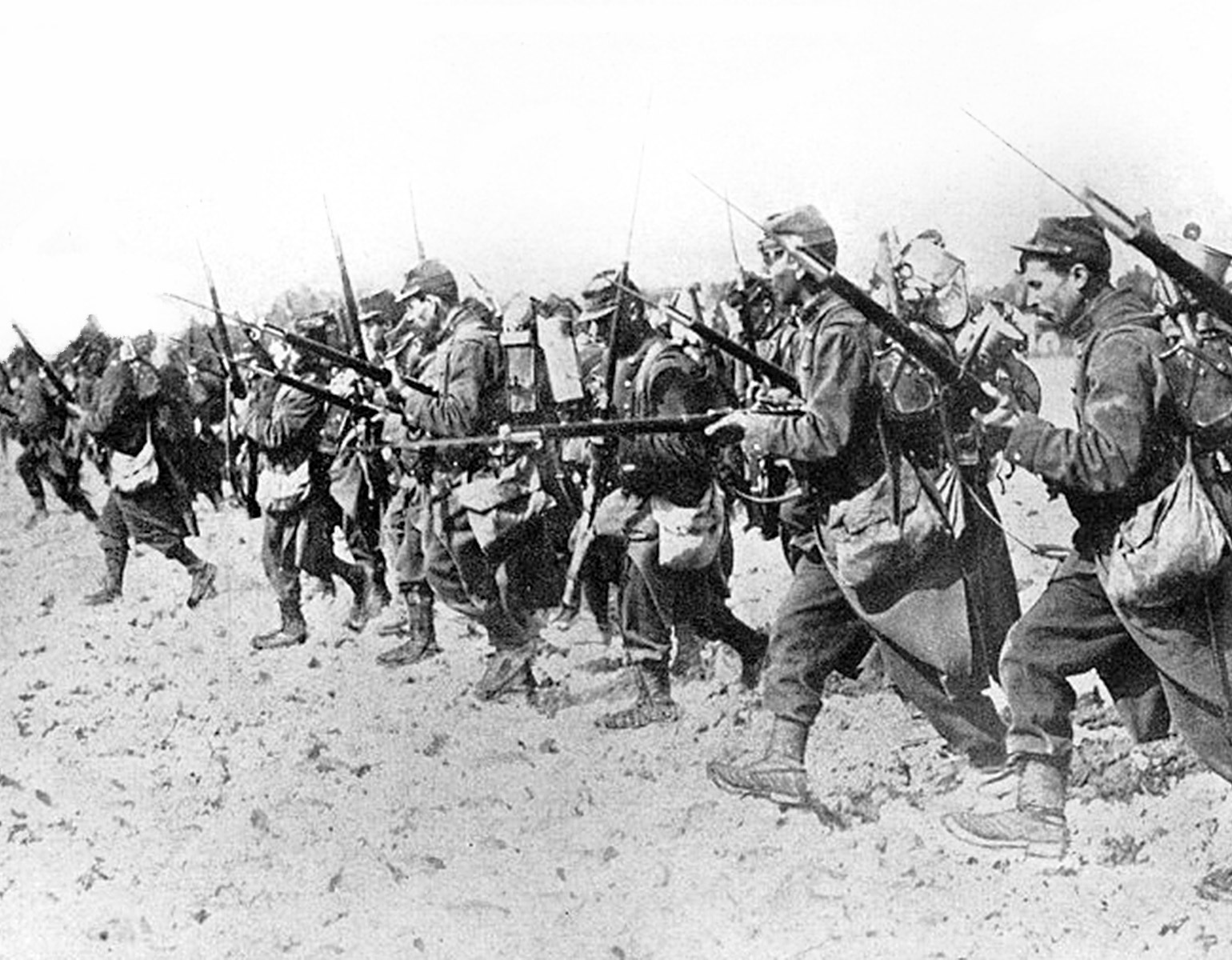 Trupper som springer med gevär och bajonett.