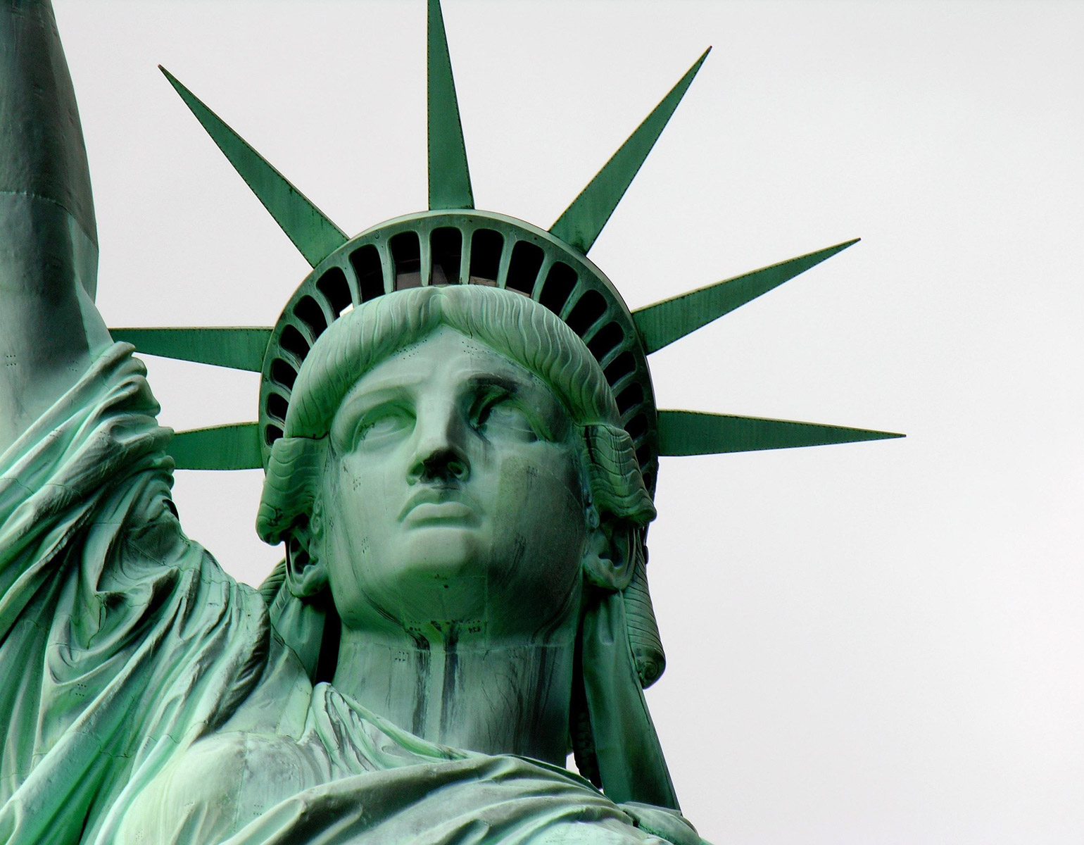 Toppen på frihetsgudinnan - huvud med del av utsträckt arm.