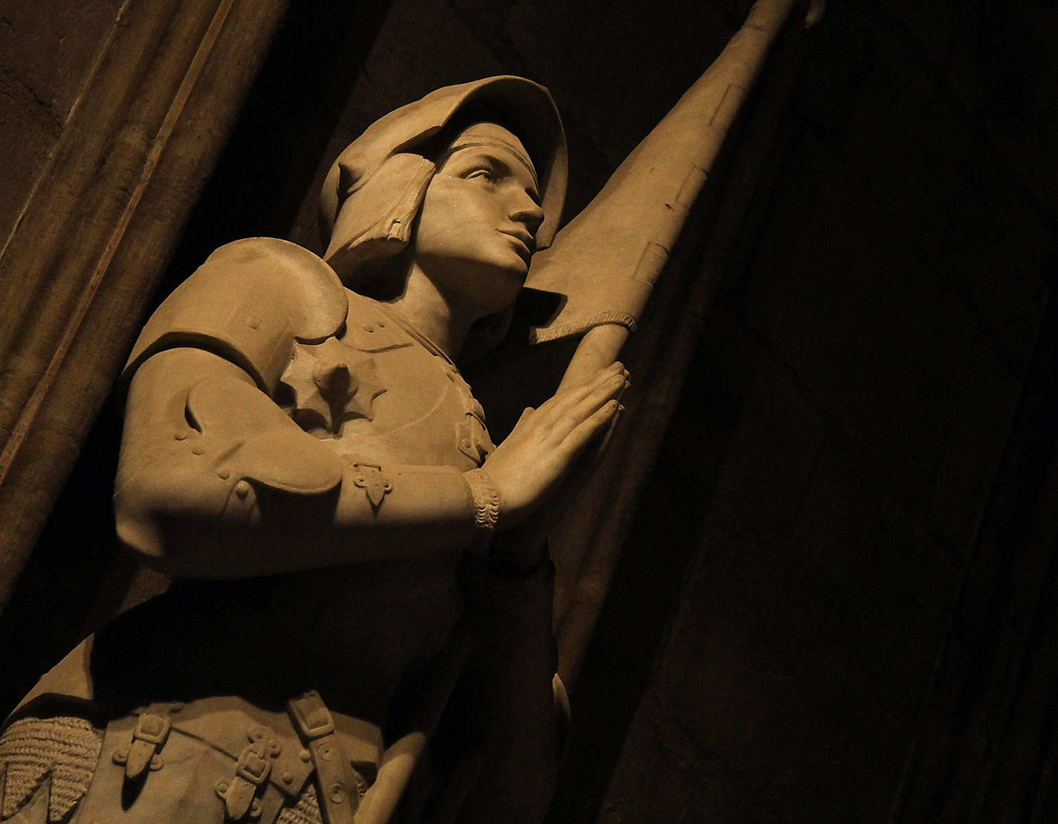 Staty på en kvinna i rustning.