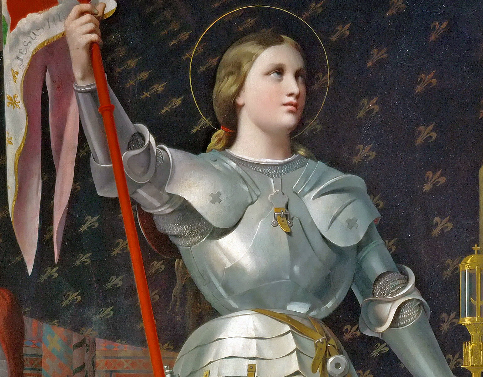 Jeanne d'Arc iförd rustning hållande i flagga. hon har gloria och en tygduk med inbroderade franska kungliga liljor syns i bakgrunden.