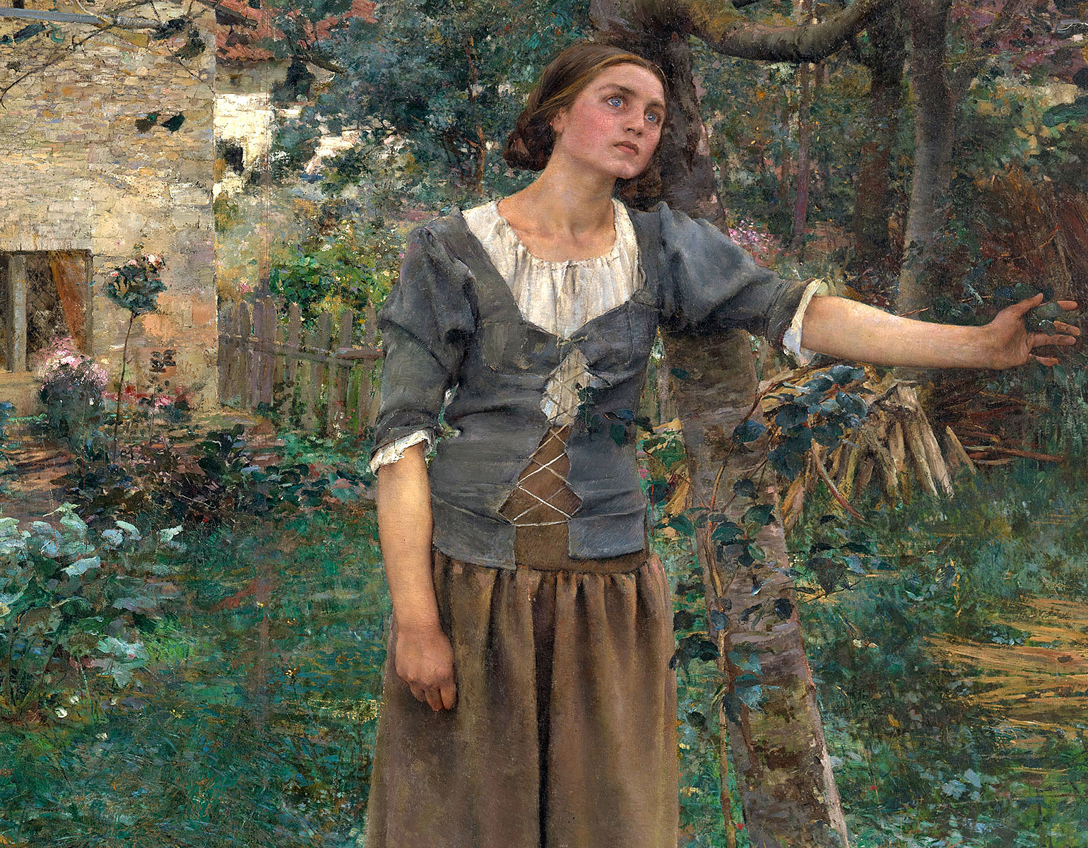 En ung bondkvinna i en somrig trädgård.