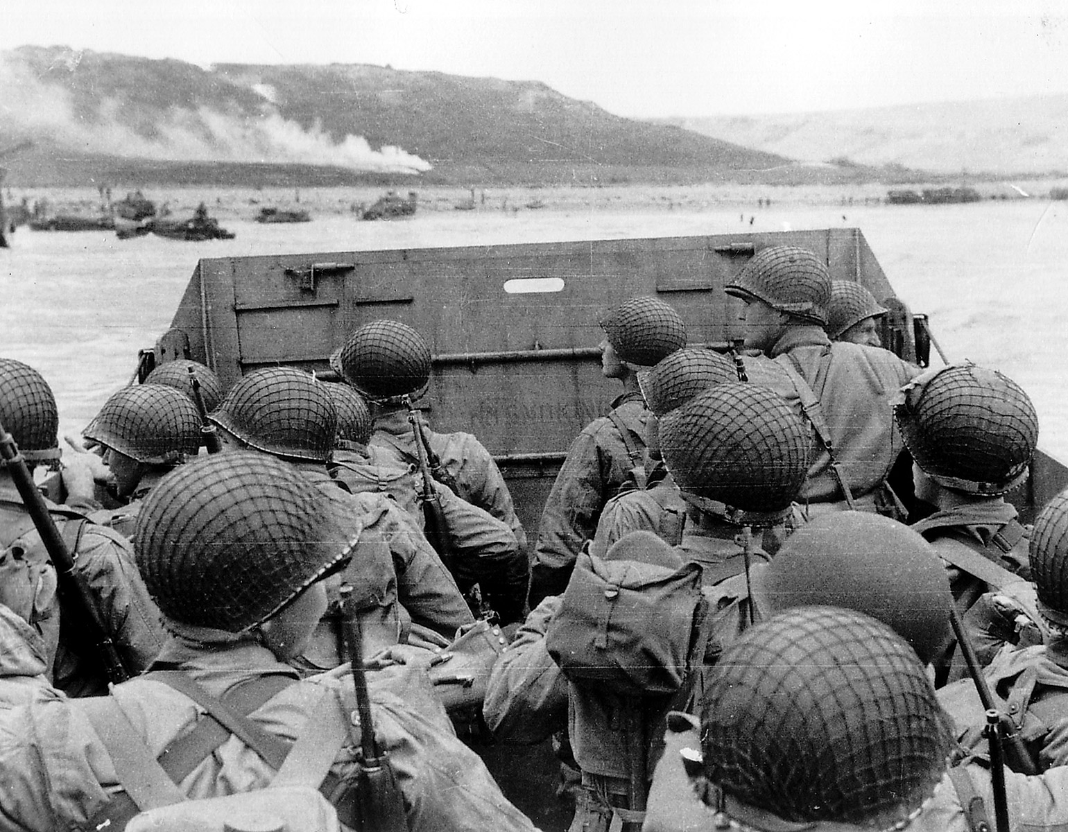 Soldater i en landstigningsbåt.
