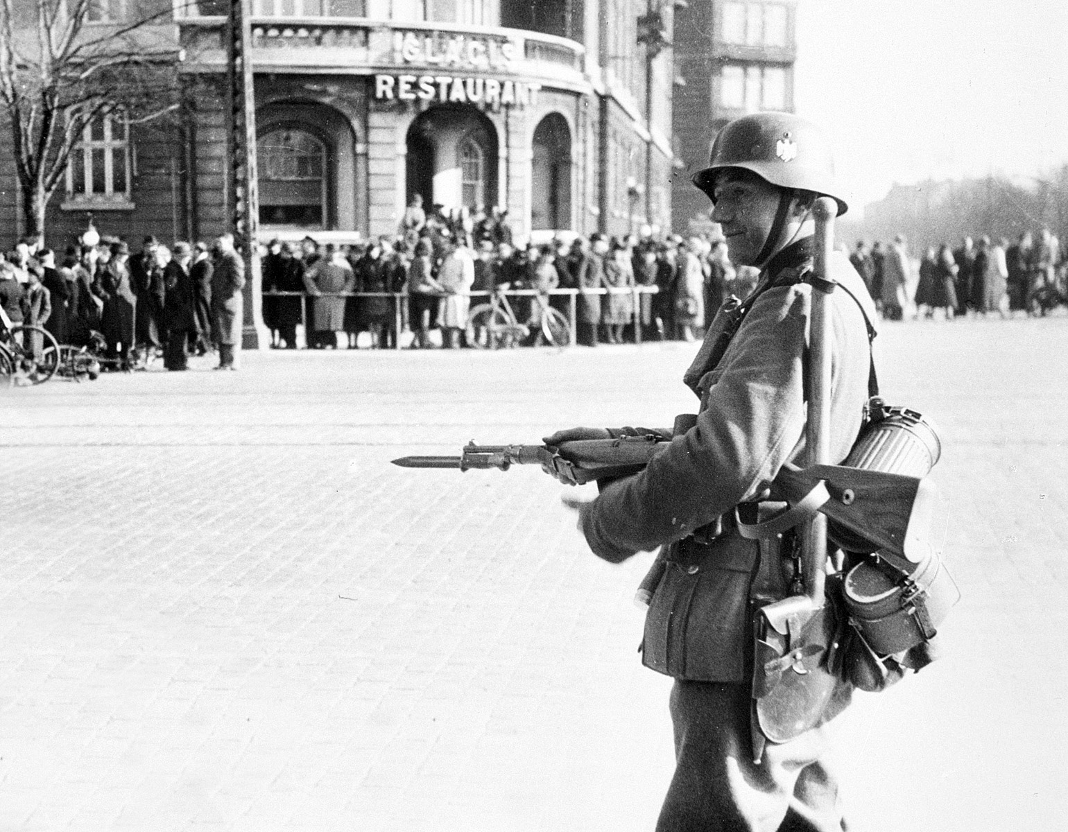 En tysk soldat övervakar ett torg i Köpenhamn.