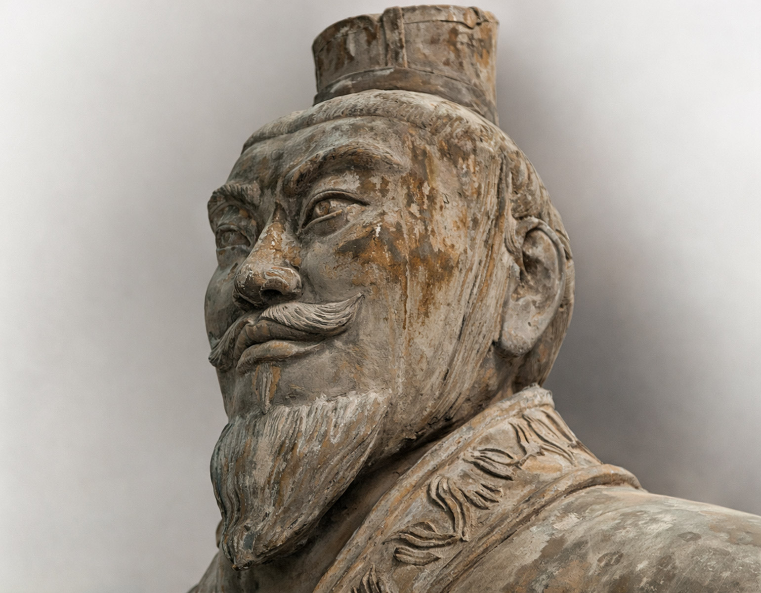 Överdel av en staty som föreställer kejsaren.