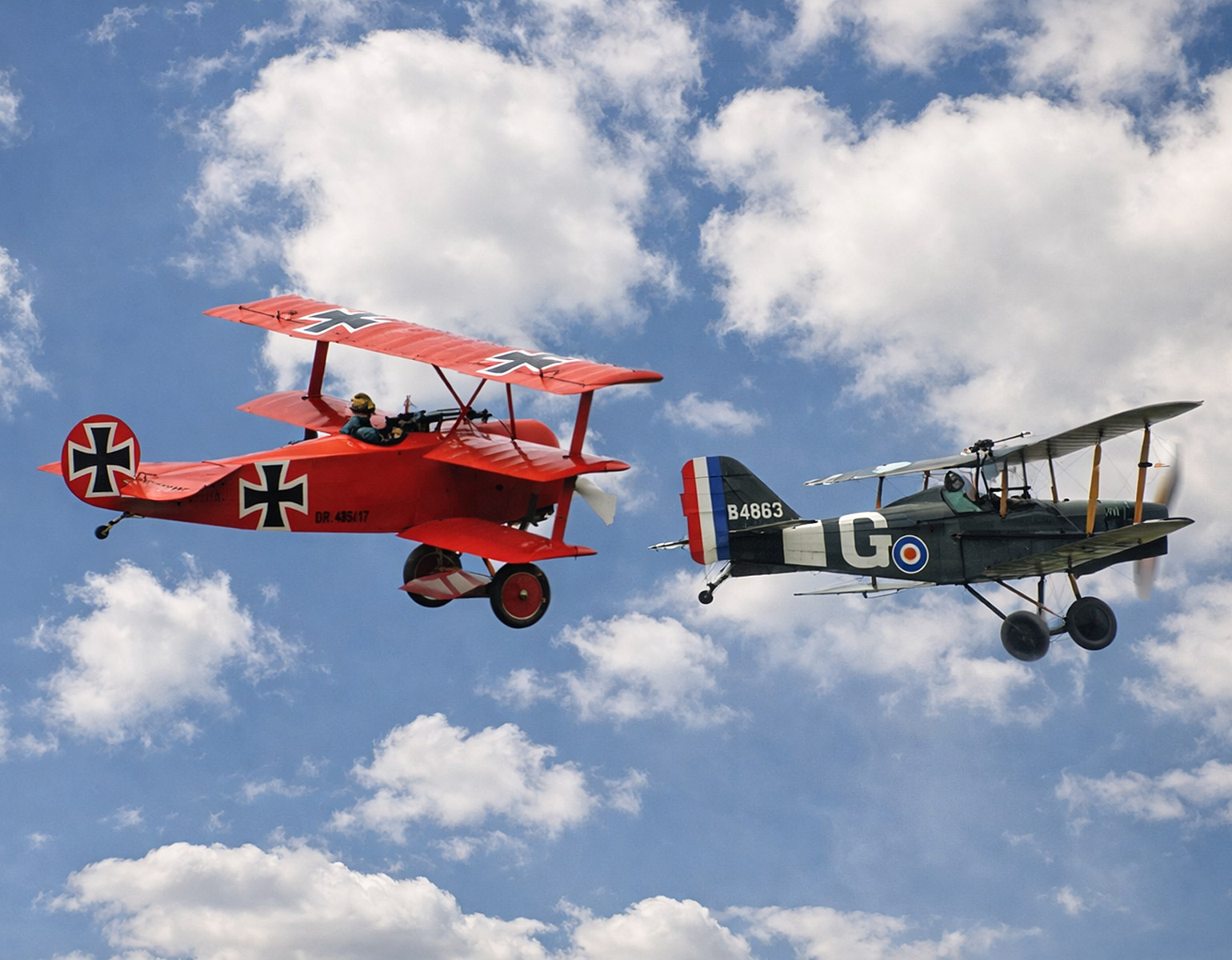 Ett rött flygplan som anfaller ett grönt plan.