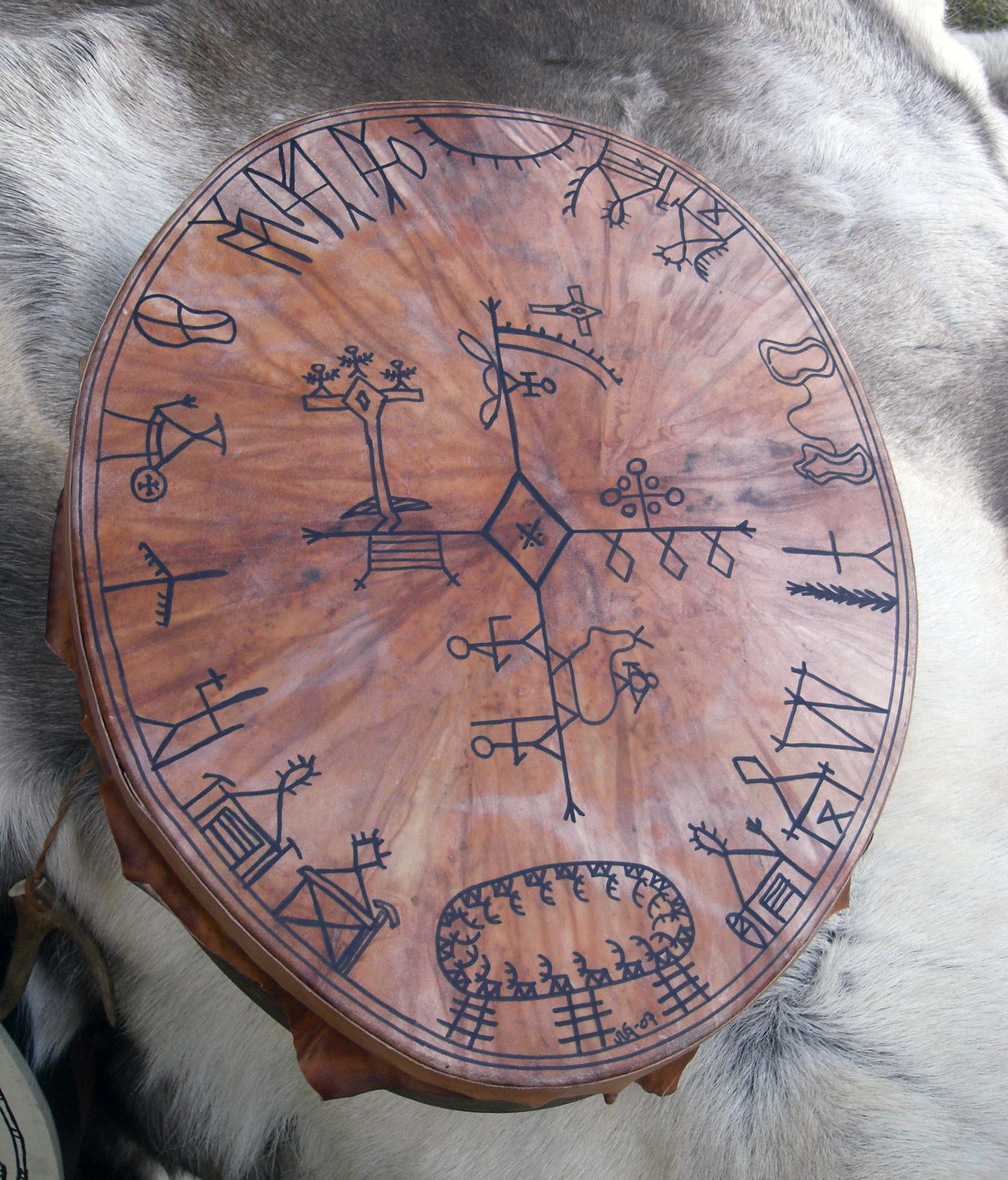 En sametrumma med magiska runor och tecken.