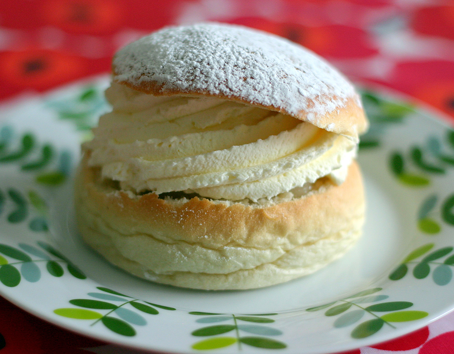 Semla på ett fat.