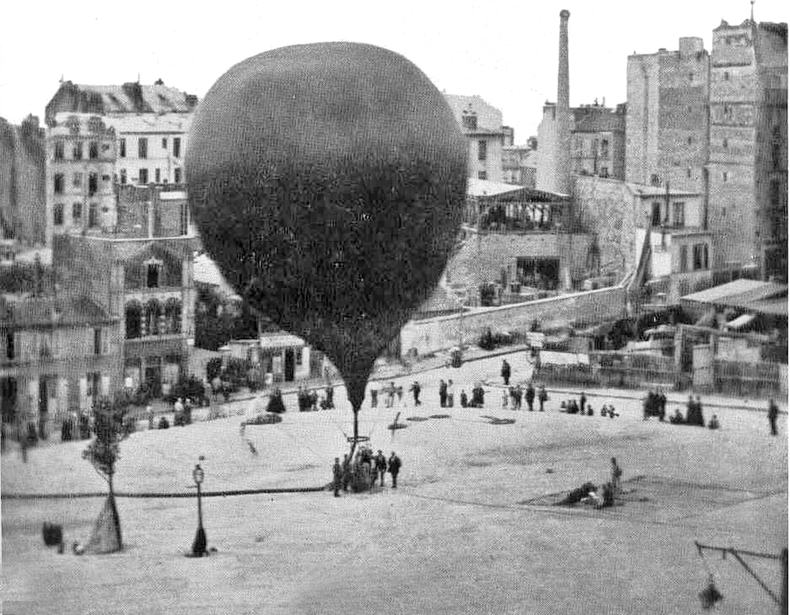 Luftballong på ett torg i Paris.