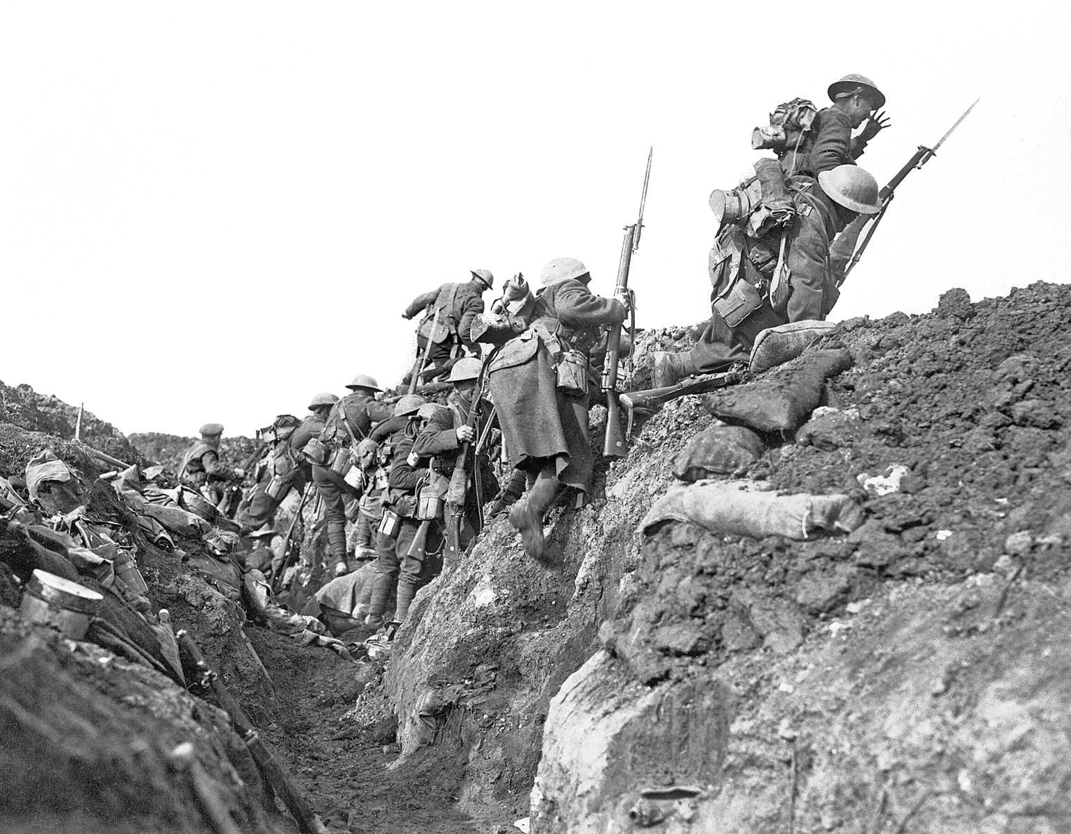 Soldater klättrar ur en skyttegrav för att storma framåt.