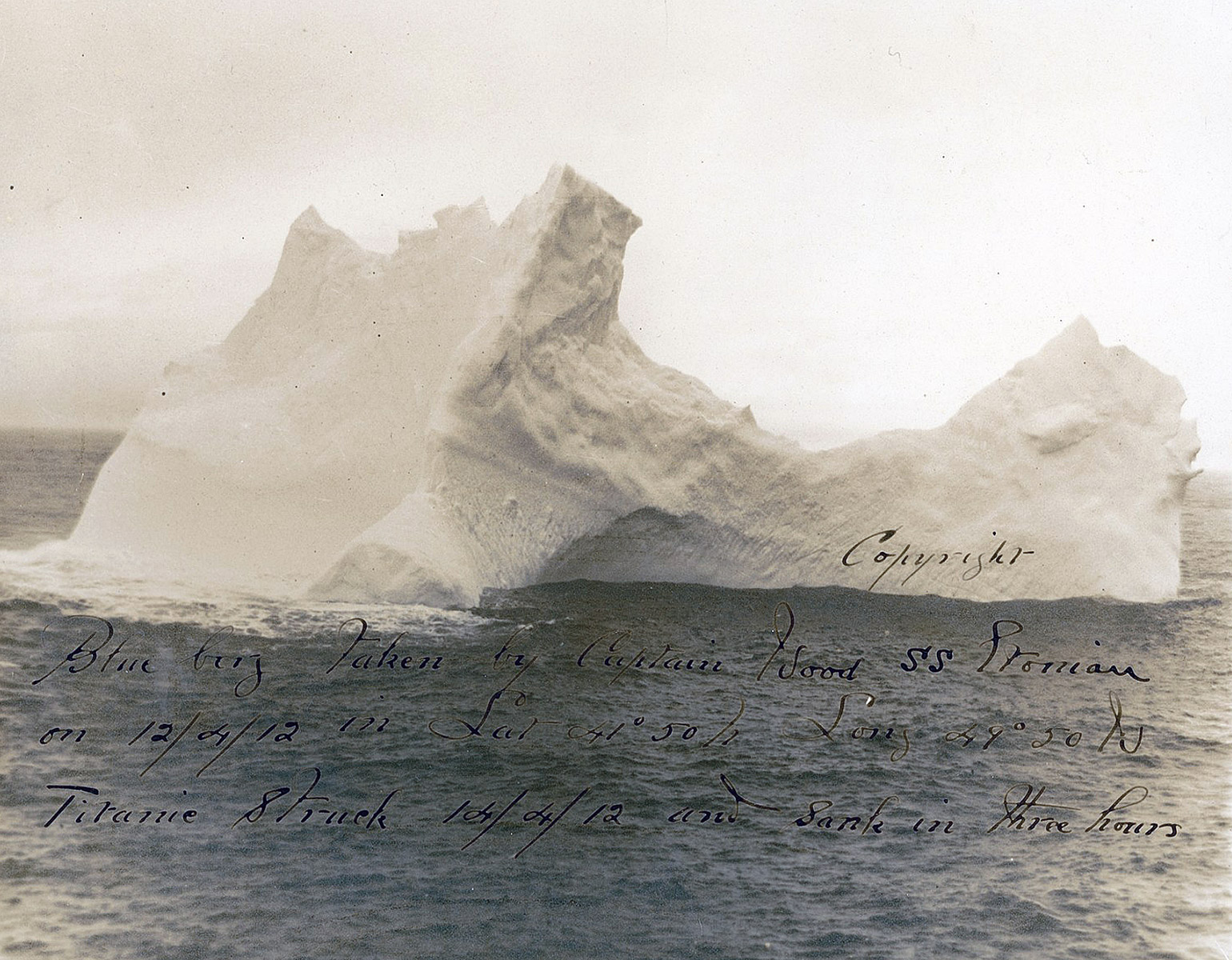 Isberg ute till havs.