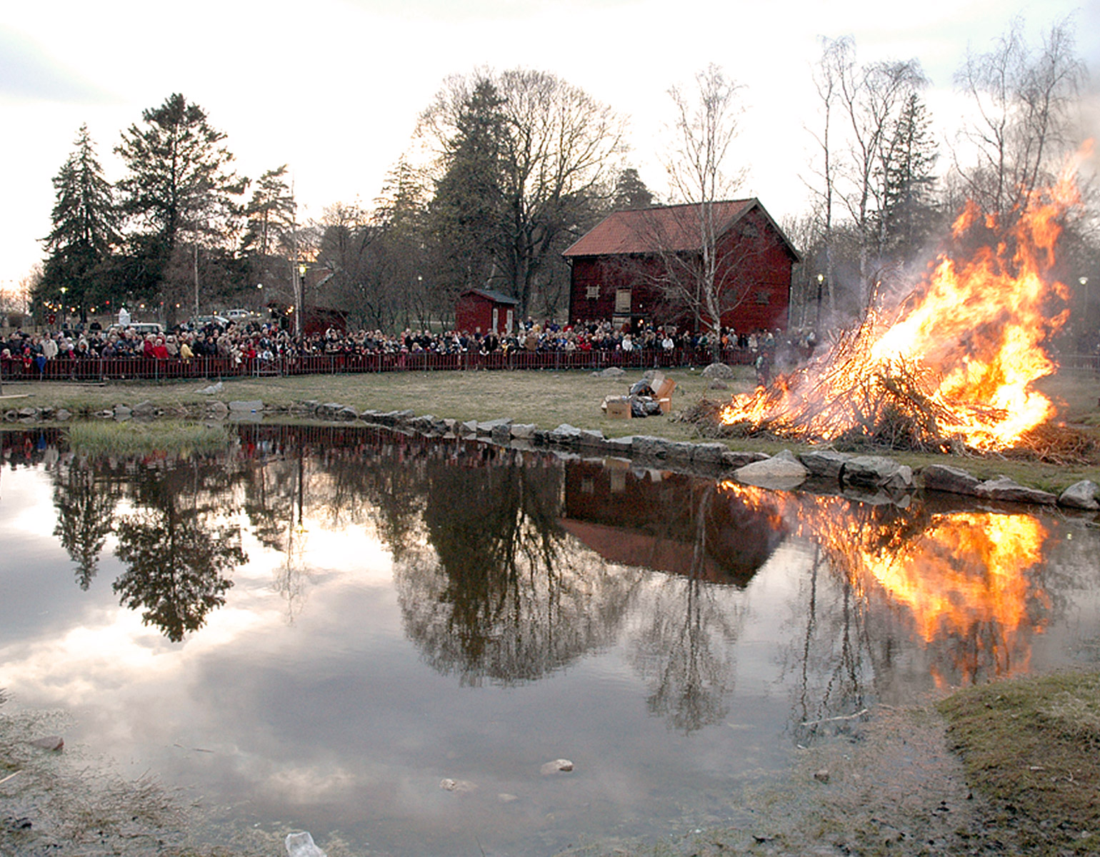 Valborgseld och publik.