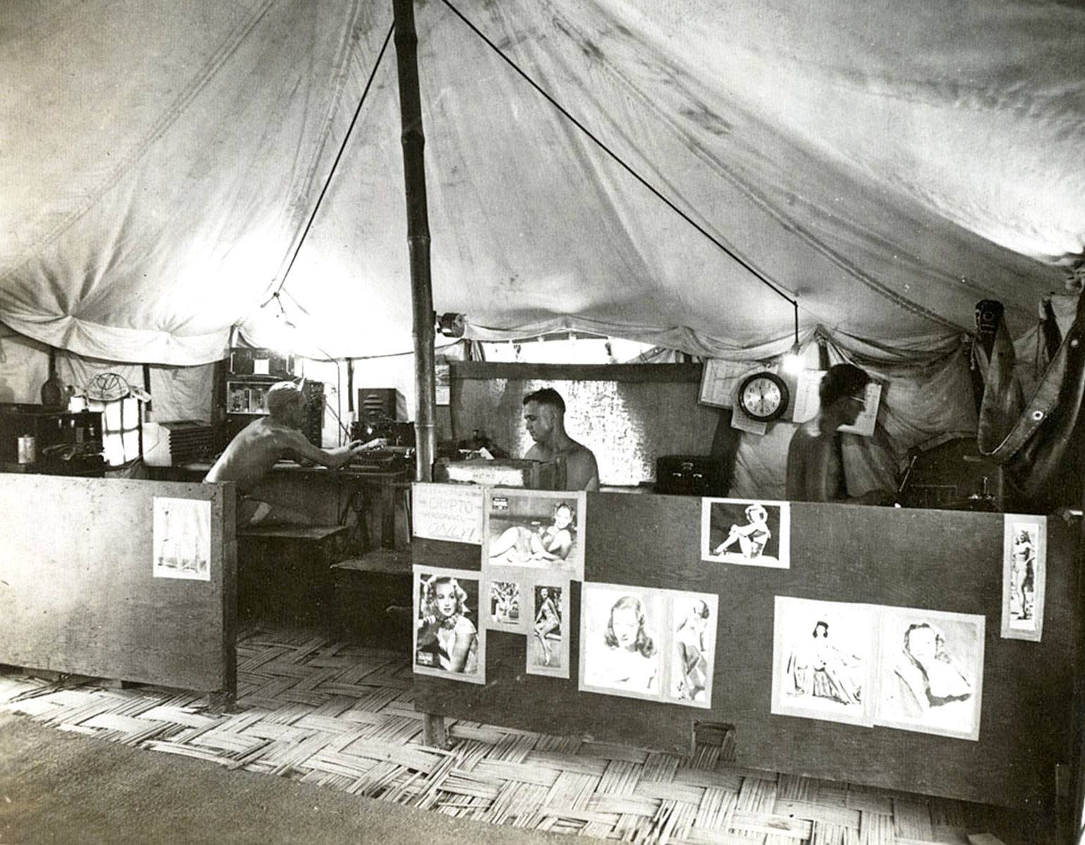 Män i ett tält i öknen som arbetar med att knäcka koder.