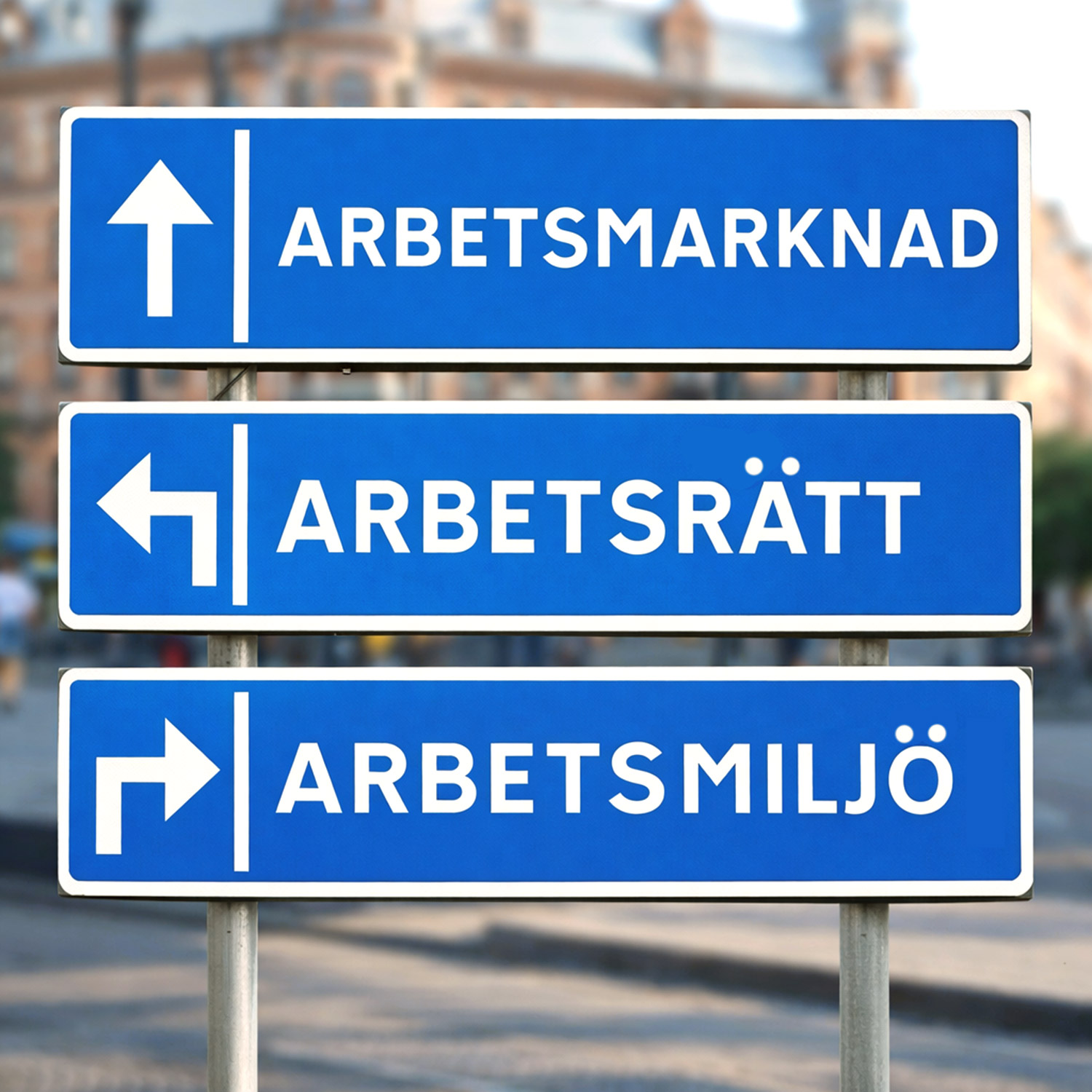 Vägkyltar på ett torg där det står Arbetsmarknad, arbetsrätt och arbetsmiljö.