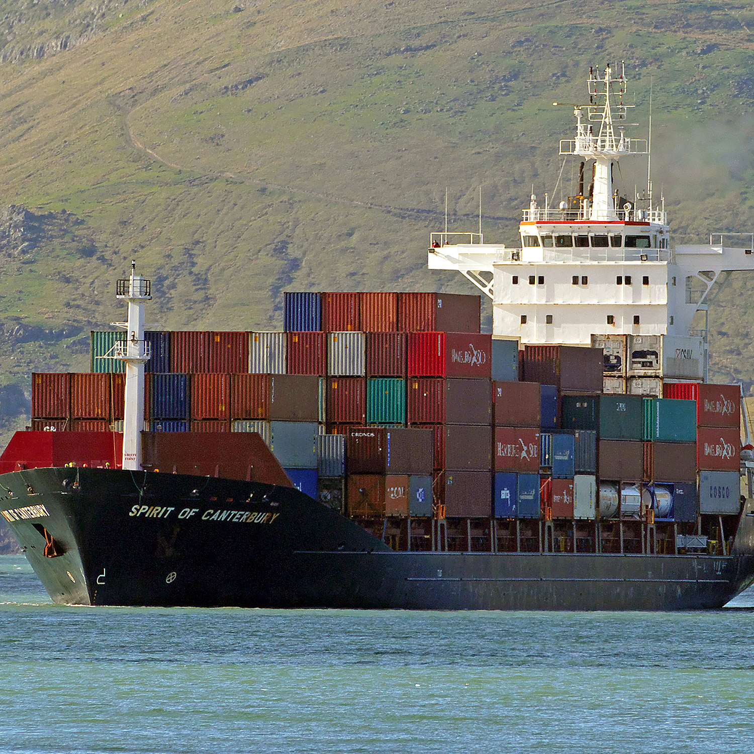 Ett stort containerfartyg.