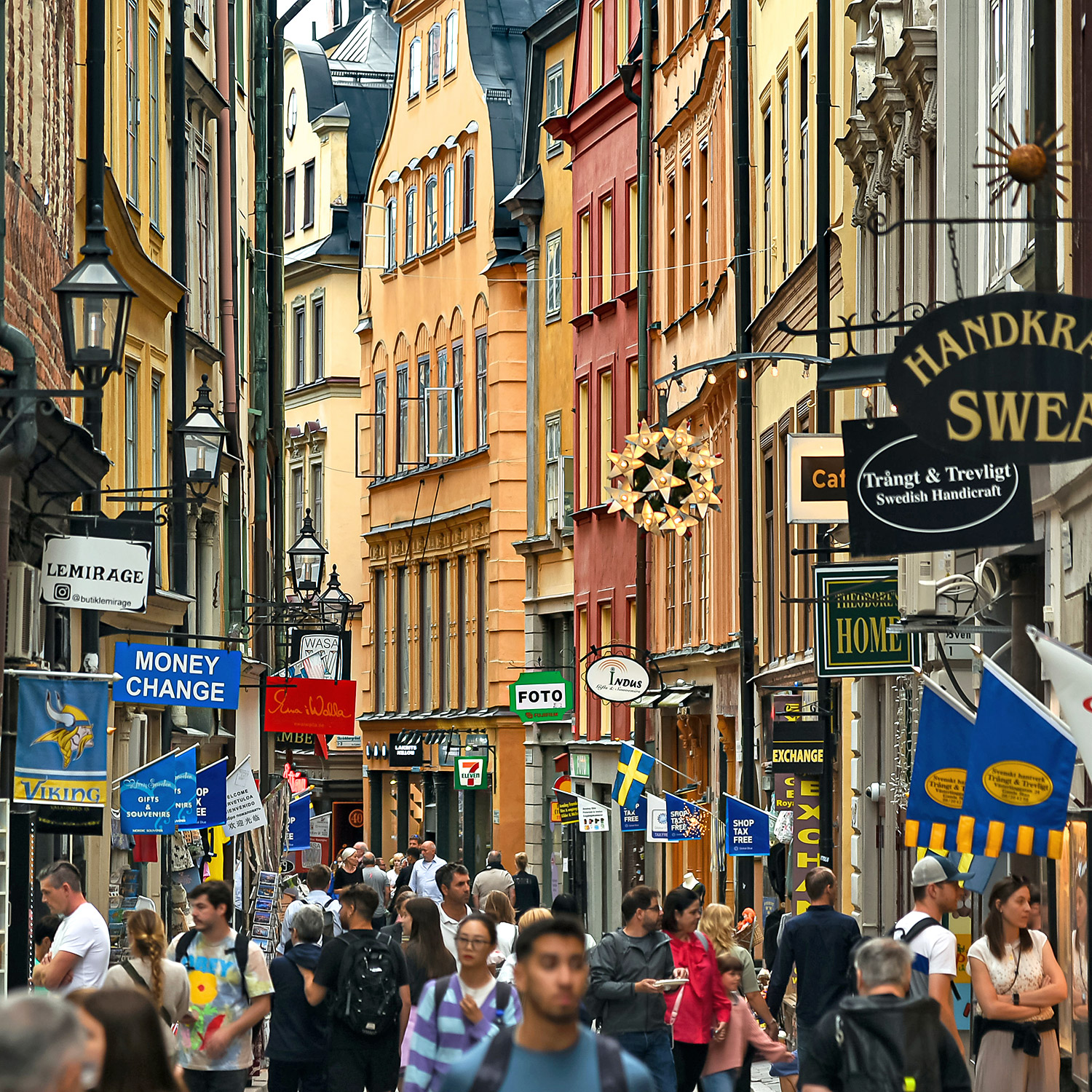 Folkvimmel på en shoppinggata i Gamla stan.