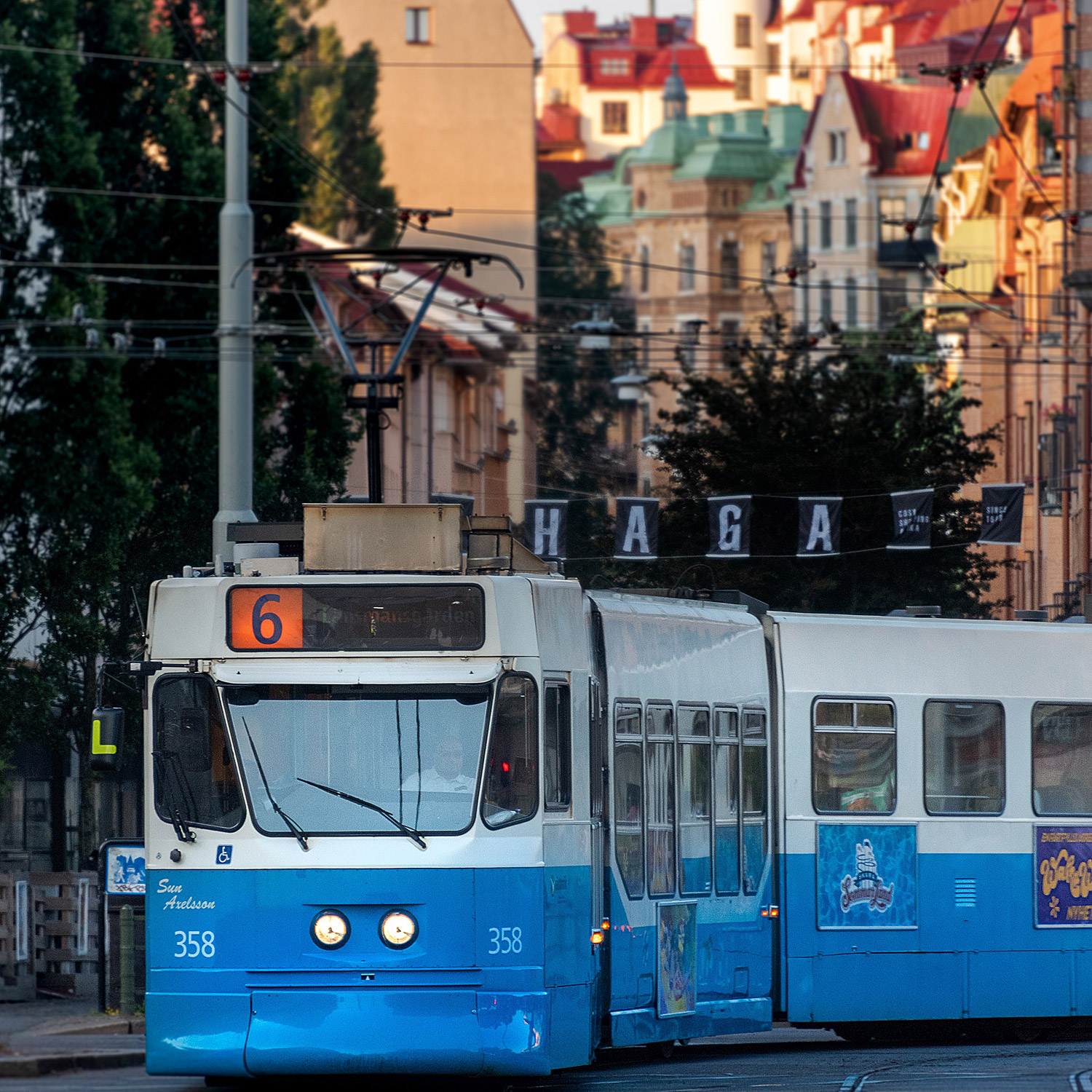 Spårvagn i stadsmiljö i Göteborg.