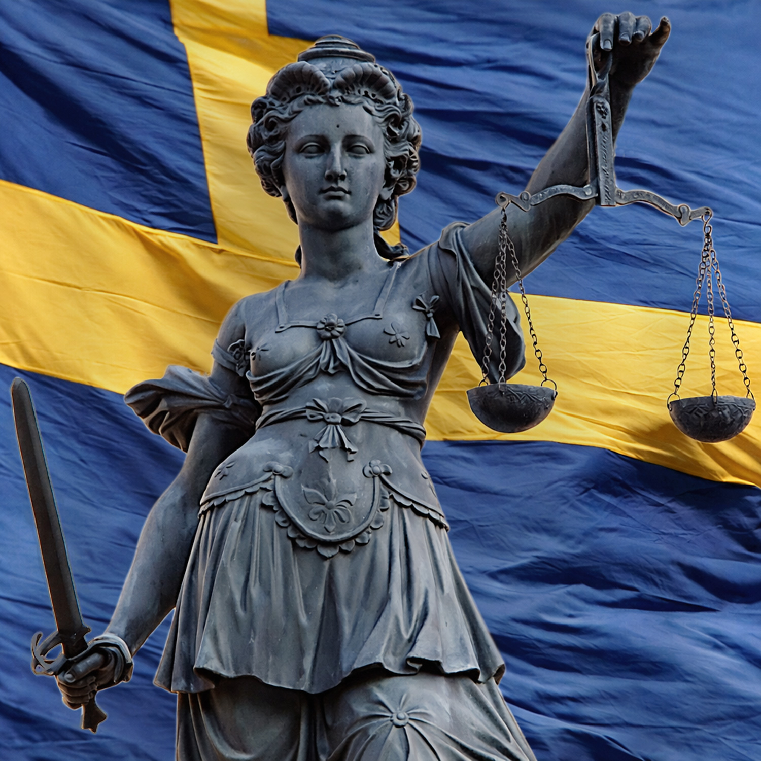 Staty på Justitia med vågskål och svärd. Svenska flaggan i bakgrunden.