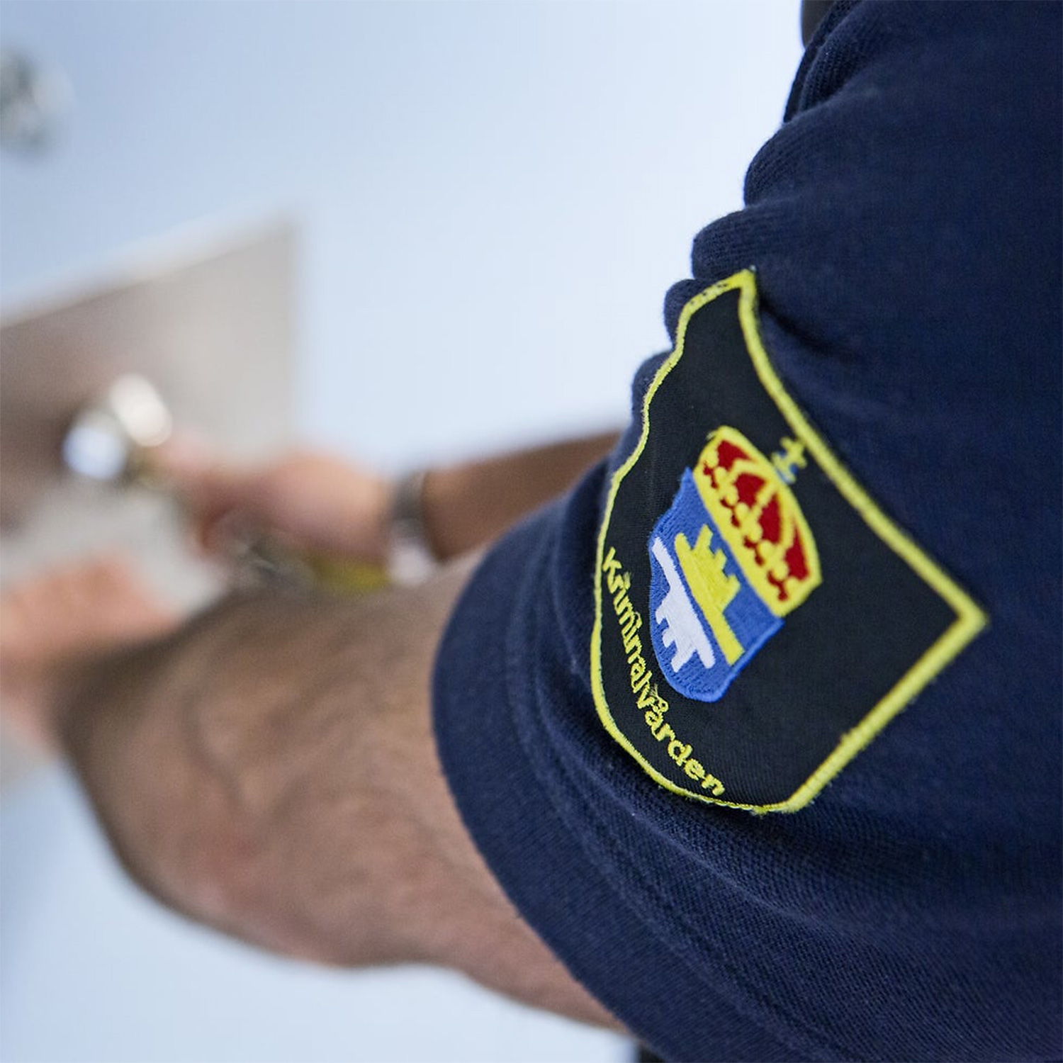 En fångväktare som låser en celldörr.