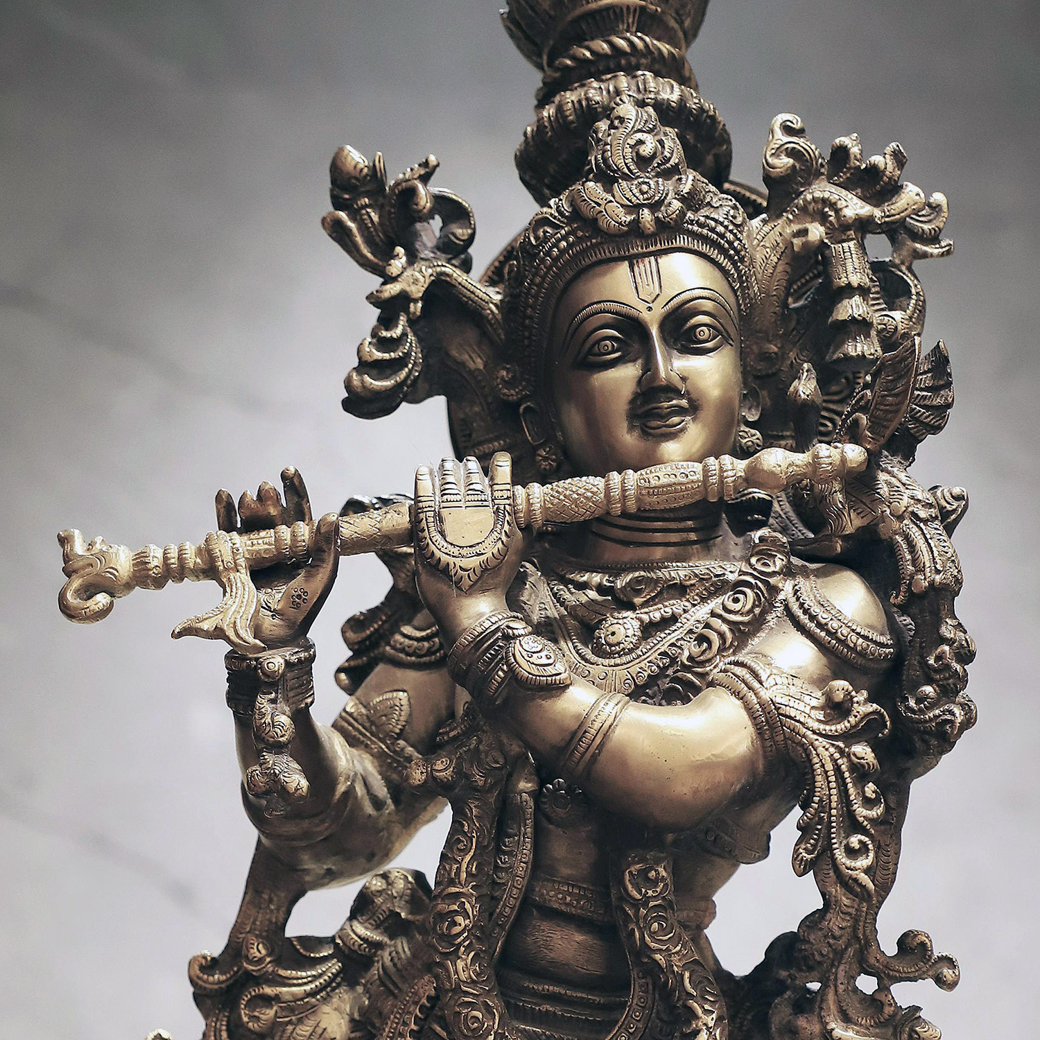 Krishna spelar flöjt.