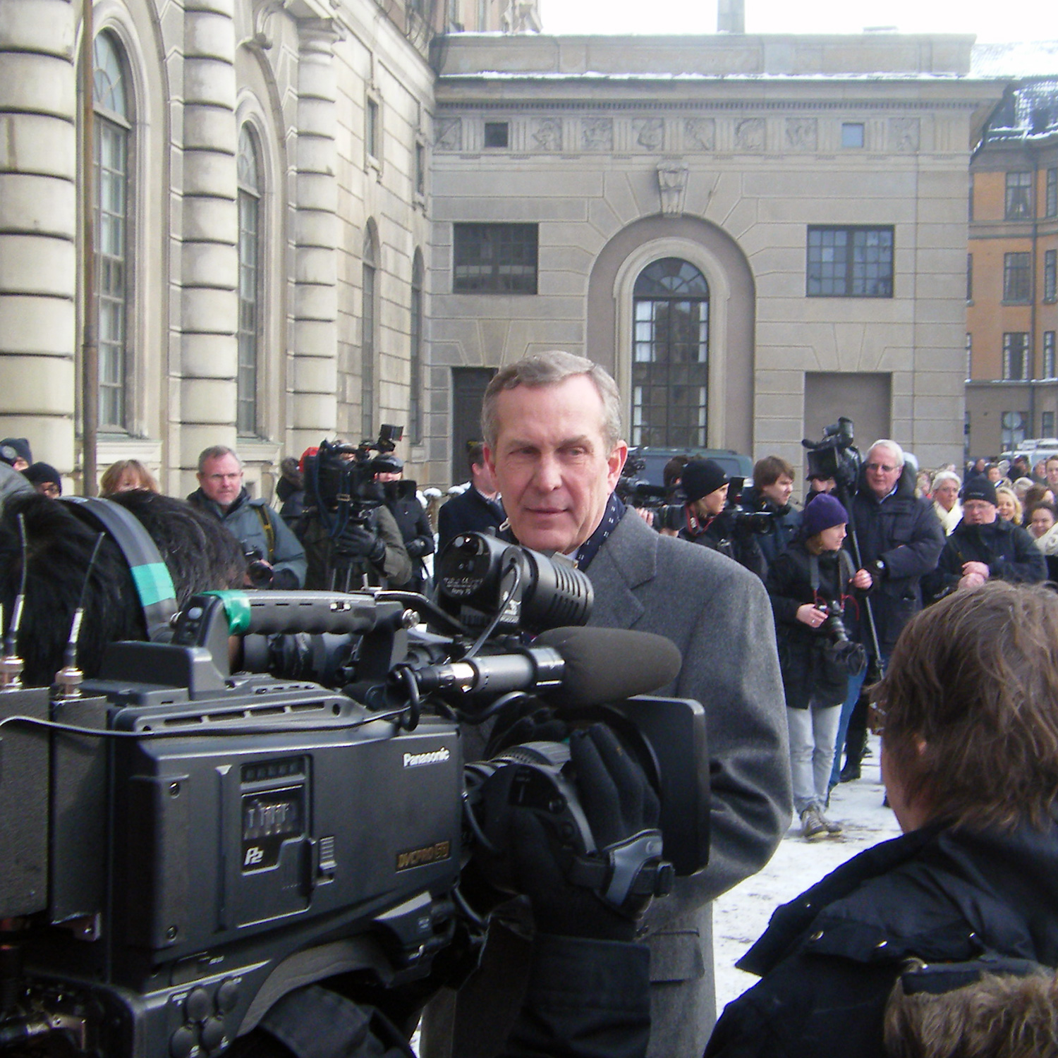 Svt intervjuar en person utanför slottet.