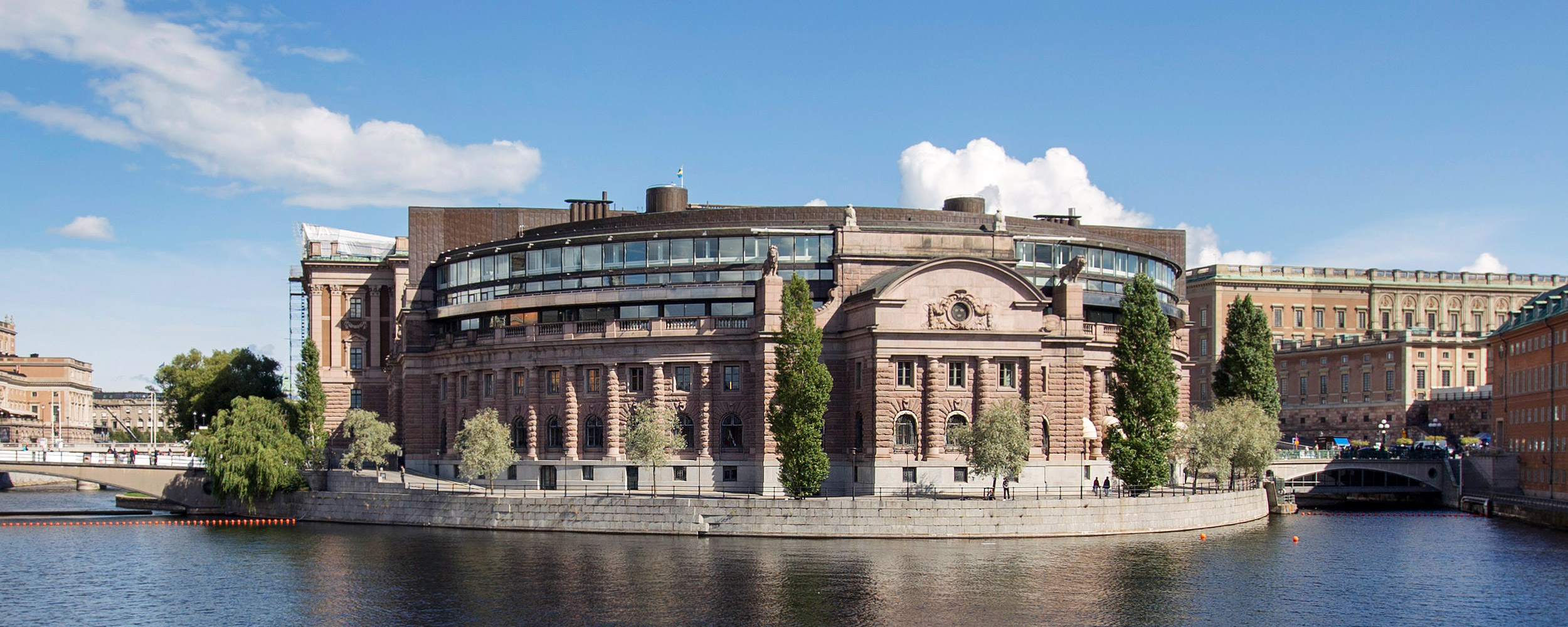 Baksidan på riksdagshuset.