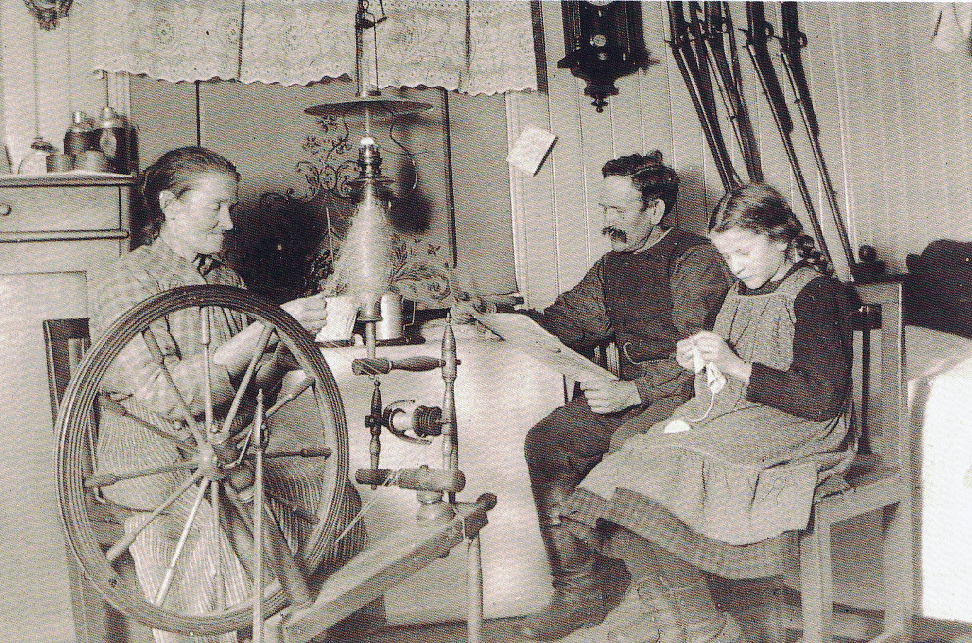 Familj i ett kök på landet 1923.