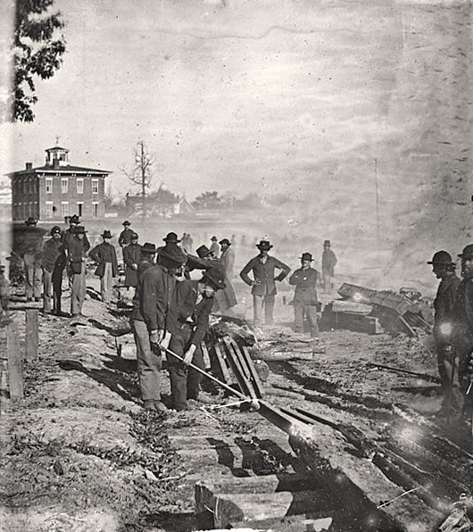 Soldater i färd med att förstöra järnvägsräls.